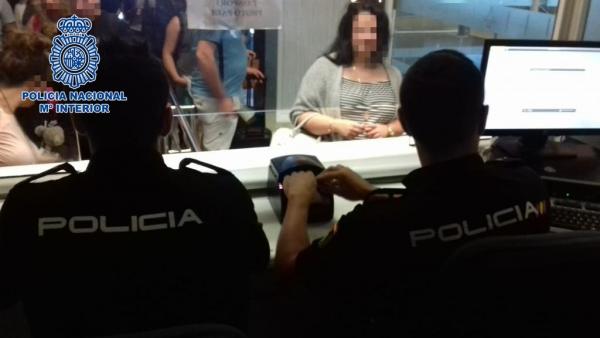 Sucesos.- Cuatro detenidos en el Aeropuerto Tenerife Sur por usurpación del estado civil y falsedad documental Sucesos.- Cuatro detenidos en el Aeropuerto Tenerife Sur por usurpación del estado civil y falsedad documental