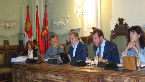 Mesa del Pleno del Ayuntamiento de Valladolid. 2-10-2018 Mesa del Pleno del Ayuntamiento de Valladolid. 2-10-2018
