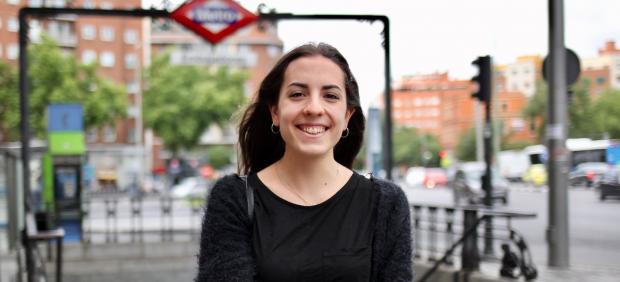 Lucía, de 20 años, no ha necesitado sacarse el carnet porque se mueve en metro por Madrid.