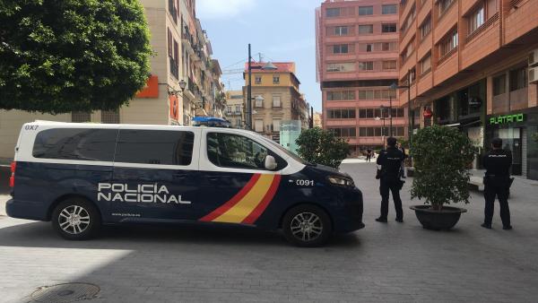 Alicante.- Sucesos.- Detenido por atracar con un cuchillo a tres jóvenes que esperaban al autobús Alicante.- Sucesos.- Detenido por atracar con un cuchillo a tres jóvenes que esperaban al autobús