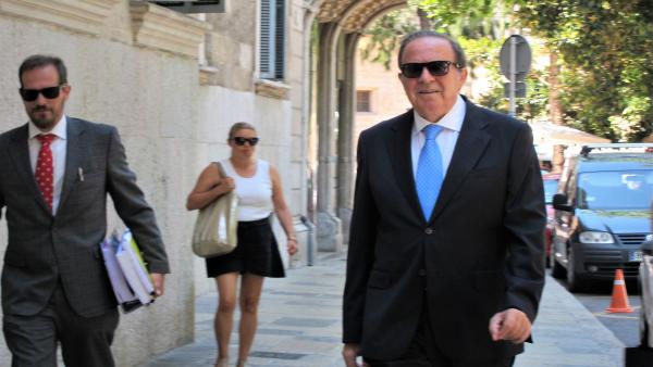 El ex presidente del PP de Palma, José María Rodríguez, junto a su abogado El ex presidente del PP de Palma, José María Rodríguez, junto a su abogado