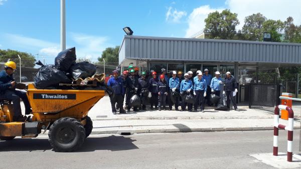 Más de 60 trabajadores de Endesa participan en una recogida de residuos en los alrededores de la central de Alcudia Más de 60 trabajadores de Endesa participan en una recogida de residuos en los alrededores de la central de Alcudia