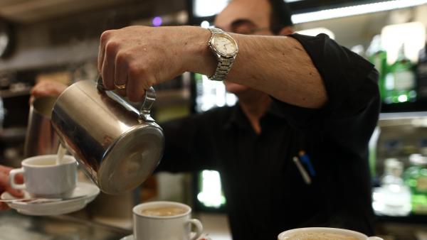 Un camarero sirve café. Un camarero sirve café.