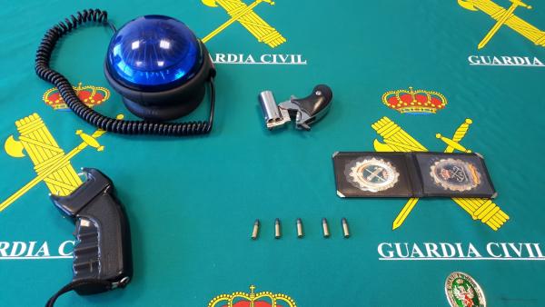 Detenido en Ponte Caldelas (Pontevedra) un individuo con un arma corta de fuego y una pistola eléctrica en su coche Detenido en Ponte Caldelas (Pontevedra) un individuo con un arma corta de fuego y una pistola eléctrica en su coche