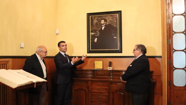 La sede de Caja Rural de Aragón ya cuenta con una sala dedicada a Basilio Paraíso con un retrato del empresario La sede de Caja Rural de Aragón ya cuenta con una sala dedicada a Basilio Paraíso con un retrato del empresario