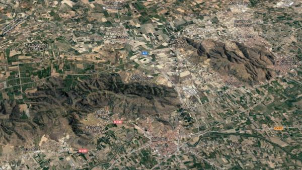 Un treballador resulta ferit després de caure d'un camió mentre descarregava a Oriola Un treballador resulta ferit després de caure d'un camió mentre descarregava a Oriola