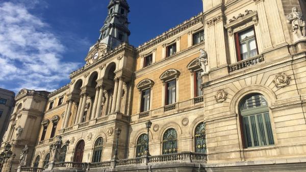 Ayuntamiento de Bilbao se une a 'La hora del planeta', que apaga el sábado las luces ornamentales de algunos edificios Ayuntamiento de Bilbao se une a 'La hora del planeta', que apaga el sábado las luces ornamentales de algunos edificios