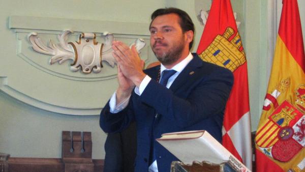 Puente tomará posesión este sábado para su segundo mandato, en un Ayuntamiento de Valladolid con dos concejales menos Puente tomará posesión este sábado para su segundo mandato, en un Ayuntamiento de Valladolid con dos concejales menos