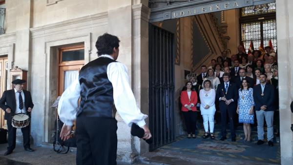 Urtaran (PNV) se compromete como alcalde de Vitoria a abrir una etapa de 'diálogo, entendimiento y acuerdo' Urtaran (PNV) se compromete como alcalde de Vitoria a abrir una etapa de 'diálogo, entendimiento y acuerdo'