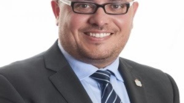 El diputado César Fernández Gil (PP) deja la Cámara gallega tras ser investido en minoría alcalde de Ribadavia (Ourense) El diputado César Fernández Gil (PP) deja la Cámara gallega tras ser investido en minoría alcalde de Ribadavia (Ourense)
