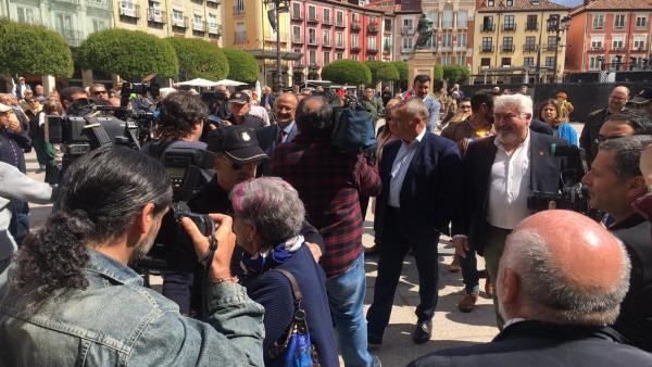 Los concejales de Cs llegan escoltados y ante gritos de '¡fuera, fuera!' al Ayuntamiento de Burgos Los concejales de Cs llegan escoltados y ante gritos de '¡fuera, fuera!' al Ayuntamiento de Burgos