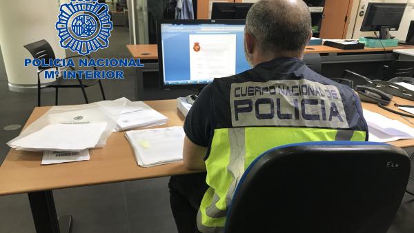 LA POLICÍA NACIONAL HA DETENIDO EN ALICANTE A DOS INTEGRANTES DE UNA ORGANIZACIÓN DEDICADA A CONCEDER FALSOS PRÉSTAMOS LA POLICÍA NACIONAL HA DETENIDO EN ALICANTE A DOS INTEGRANTES DE UNA ORGANIZACIÓN DEDICADA A CONCEDER FALSOS PRÉSTAMOS