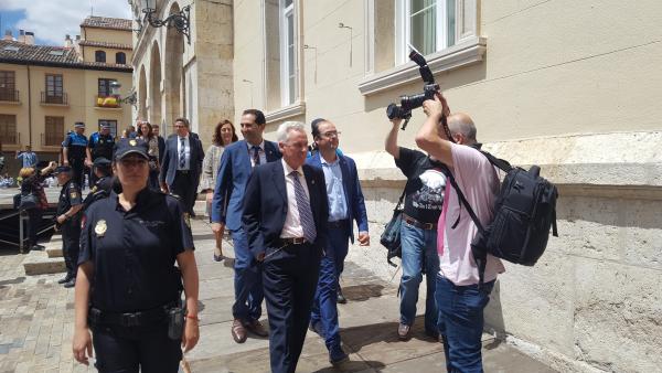 Concejales de PP y Cs, escoltados a su salida del Ayuntamiento de Palencia Concejales de PP y Cs, escoltados a su salida del Ayuntamiento de Palencia