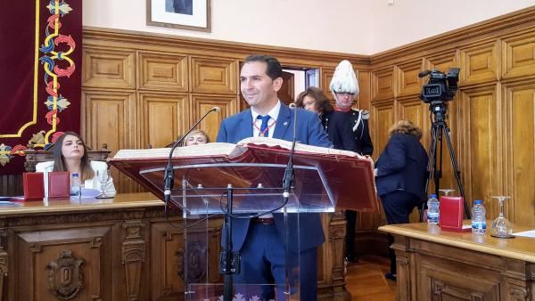 Mario Simón (Cs) se hace con al alcaldía de Palencia con el apoyo de PP y Vox Mario Simón (Cs) se hace con al alcaldía de Palencia con el apoyo de PP y Vox