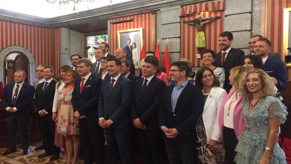 Vox se salta el acuerdo nacional 'a conciencia y pensando en Burgos' y favorece la investidura del candidato del PSOE Vox se salta el acuerdo nacional 'a conciencia y pensando en Burgos' y favorece la investidura del candidato del PSOE