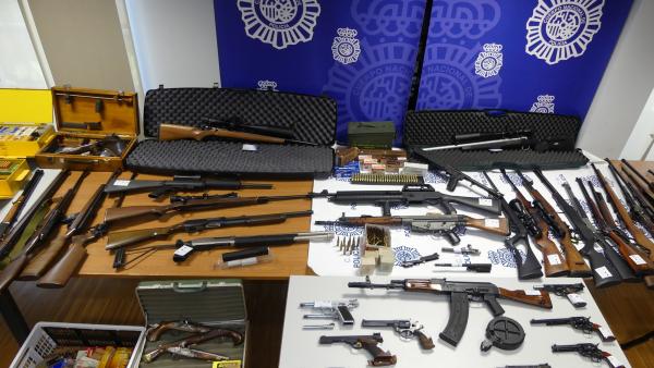 Detenido un varón que almacenaba en viviendas de Vigo y Lugo más de 60 armas, 17.000 cartuchos y sustancias explosivas Detenido un varón que almacenaba en viviendas de Vigo y Lugo más de 60 armas, 17.000 cartuchos y sustancias explosivas