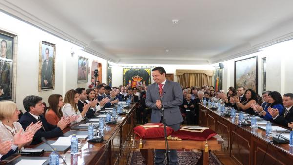 José Julián Mena (PSOE) revalida la alcaldía de Arona (Tenerife) y tiende la mano al diálogo José Julián Mena (PSOE) revalida la alcaldía de Arona (Tenerife) y tiende la mano al diálogo