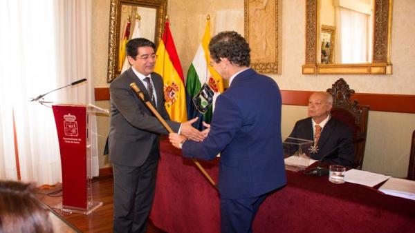 Pedro Martín (PSOE) asume por séptima vez consecutiva el mandato en Guía de Isora (Tenerife) Pedro Martín (PSOE) asume por séptima vez consecutiva el mandato en Guía de Isora (Tenerife)