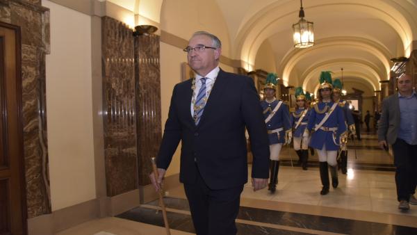 Enrique Maya sale del Ayuntamiento de Pamplona, tras ser elegido alcalde, entre gritos de apoyo y abucheos Enrique Maya sale del Ayuntamiento de Pamplona, tras ser elegido alcalde, entre gritos de apoyo y abucheos