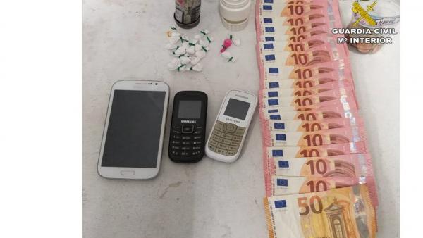 LA GUARDIA CIVIL DETIENE EN GUARDAMAR DEL SEGURA A UN JUBILADO POR UN SUPUESTO DELITO DE TRÁFICO DE DROGAS LA GUARDIA CIVIL DETIENE EN GUARDAMAR DEL SEGURA A UN JUBILADO POR UN SUPUESTO DELITO DE TRÁFICO DE DROGAS