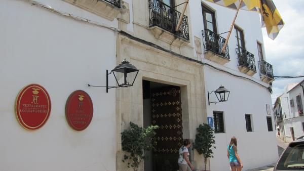Dos turistas salen de un hotel en Córdoba Dos turistas salen de un hotel en Córdoba