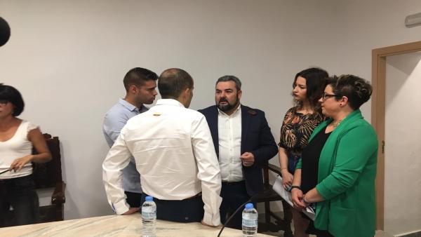 Zalamea de la Serena no tendrá alcalde hasta este lunes al no comparecer PSOE e IU para evitar que la suerte decida Zalamea de la Serena no tendrá alcalde hasta este lunes al no comparecer PSOE e IU para evitar que la suerte decida