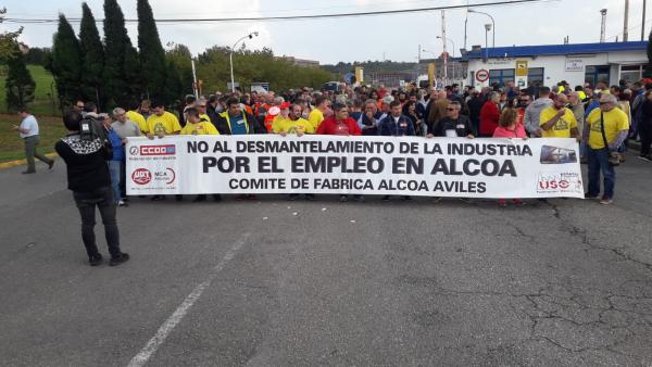 Trabajadores de Alcoa Avilés se manifiestan en contra del cierre de la planta Trabajadores de Alcoa Avilés se manifiestan en contra del cierre de la planta