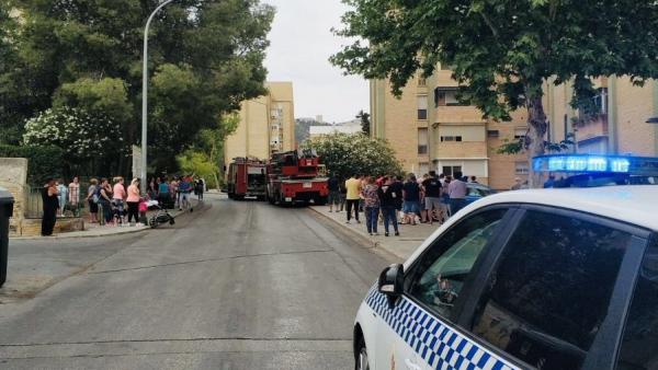Jaén.-Sucesos.- Evacuan al hospital a dos policías afectados por inhalación de humo al actuar en un incendio de vivienda Jaén.-Sucesos.- Evacuan al hospital a dos policías afectados por inhalación de humo al actuar en un incendio de vivienda