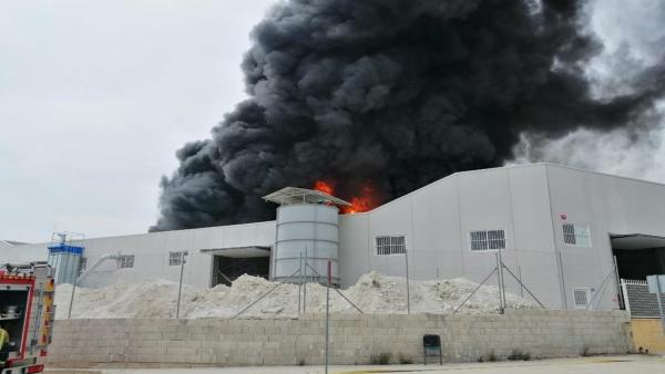 Alicante.- Sucesos.- Arde una nave de reciclaje de caucho de 1.000 metros cuadrados en un polígono de Crevillent Alicante.- Sucesos.- Arde una nave de reciclaje de caucho de 1.000 metros cuadrados en un polígono de Crevillent
