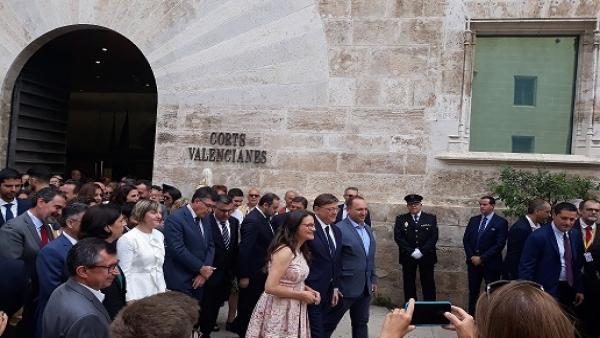Puig, Oltra y Dalmau van juntos de Corts al Palau de la Generalitat para celebrar con los ciudadanos el nuevo gobierno Puig, Oltra y Dalmau van juntos de Corts al Palau de la Generalitat para celebrar con los ciudadanos el nuevo gobierno
