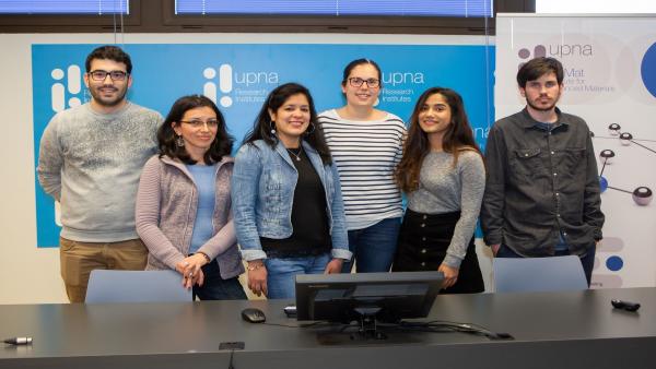 Estudiantes de doctorado del instituto InaMat de la UPNA presentan sus investigaciones apoyándose en una instantánea Estudiantes de doctorado del instituto InaMat de la UPNA presentan sus investigaciones apoyándose en una instantánea