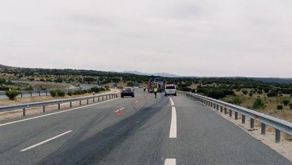 Sucesos.- Un fallecido en el choque entre un turismo y un camión en Cardeñosa (Ávila) Sucesos.- Un fallecido en el choque entre un turismo y un camión en Cardeñosa (Ávila)
