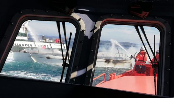 Trasladado el tripulante de un velero incendiado a la altura de las Illas Sisargas, en Malpica (A Coruña) Trasladado el tripulante de un velero incendiado a la altura de las Illas Sisargas, en Malpica (A Coruña)