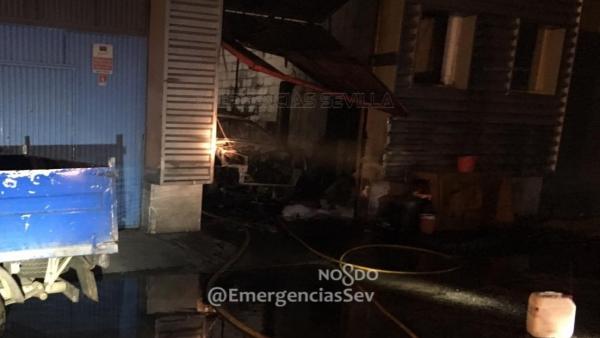 Sevilla.- Sucesos.- Extinguido un incendio declarado de madrugada en un taller de chapa y pintura del Polígono Store Sevilla.- Sucesos.- Extinguido un incendio declarado de madrugada en un taller de chapa y pintura del Polígono Store