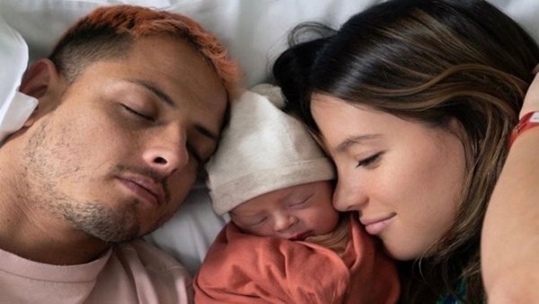 Chicharito y Sarah Kohan con su bebé Chicharito y Sarah Kohan con su bebé