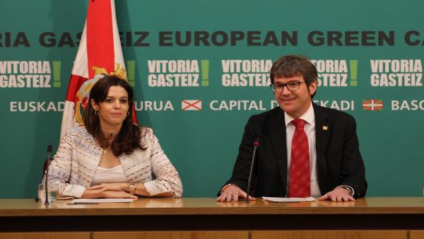 PNV y PSE-EE acuerdan un gobierno de coalición en Vitoria PNV y PSE-EE acuerdan un gobierno de coalición en Vitoria