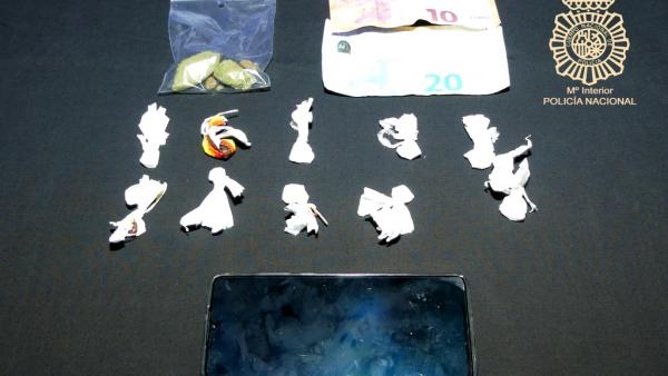 Sucesos.- Le sorprenden fumando un porro y descubren que lleva cocaína y marihuana para la venta en Salamanca Sucesos.- Le sorprenden fumando un porro y descubren que lleva cocaína y marihuana para la venta en Salamanca
