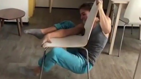 Una escaladora, ante el reto de la silla Una escaladora, ante el reto de la silla
