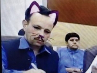 Un partido político retransmite por Facebook Live un directo con el filtro de gato activo