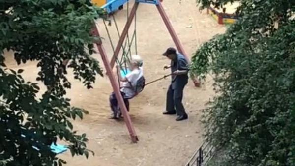 Pareja de abuelos en los columpios Pareja de abuelos en los columpios