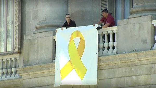 Lazo amarillo en el Ayuntamiento de Barcelona Lazo amarillo en el Ayuntamiento de Barcelona