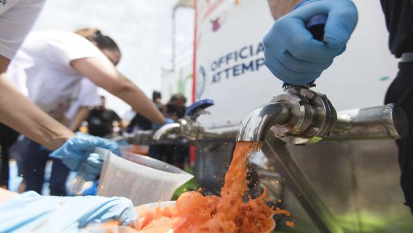 Almería.-El récord Guinness al gazpacho más grande del mundo de Unica recauda 18.252 euros para asociaciones ANDA y AECC Almería.-El récord Guinness al gazpacho más grande del mundo de Unica recauda 18.252 euros para asociaciones ANDA y AECC