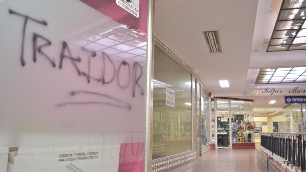 Una pintada en la que le llaman 'traidor' y una multa por estacionar mal reciben a Jácome como nuevo alcalde de Ourense Una pintada en la que le llaman 'traidor' y una multa por estacionar mal reciben a Jácome como nuevo alcalde de Ourense