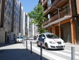 Coche de los Mossos d'Esquadra delante del domicilio donde ha sido encontrado el cadáver