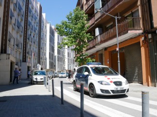 Coche de los Mossos d'Esquadra delante del domicilio donde ha sido encontrado el cadáver