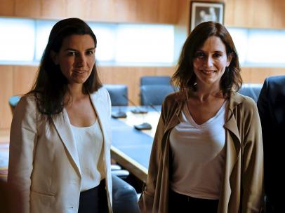 La candidata de Vox a la Comunidad de Madrid, Rocío Monasterio, junto a su homóloga del PP, Isabel Díaz-Ayuso.