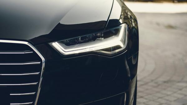 Fotografiar un radar, hacer ráfagas al volante y otras conductas por las que te pueden multar. Fotografiar un radar, hacer ráfagas al volante y otras conductas por las que te pueden multar.