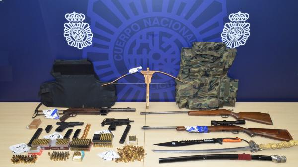 Tres detenidos con un arsenal de armas en un piso de Santander, donde podrían custodiar droga Tres detenidos con un arsenal de armas en un piso de Santander, donde podrían custodiar droga