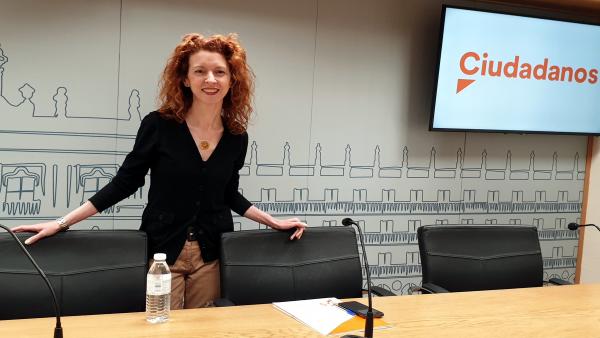Ana Suárez dice que fue 'fácil' el acuerdo con el PP en Salamanca y que negociar con el PSOE hubiera sido 'mercadear' Ana Suárez dice que fue 'fácil' el acuerdo con el PP en Salamanca y que negociar con el PSOE hubiera sido 'mercadear'