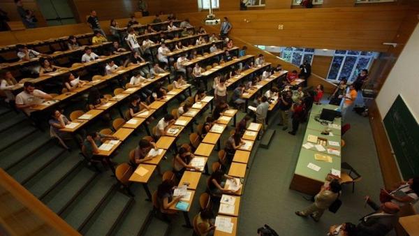 Un error obliga a aplazar hasta esta tarde el examen de Filosofía de la selectividad en Galicia Un error obliga a aplazar hasta esta tarde el examen de Filosofía de la selectividad en Galicia